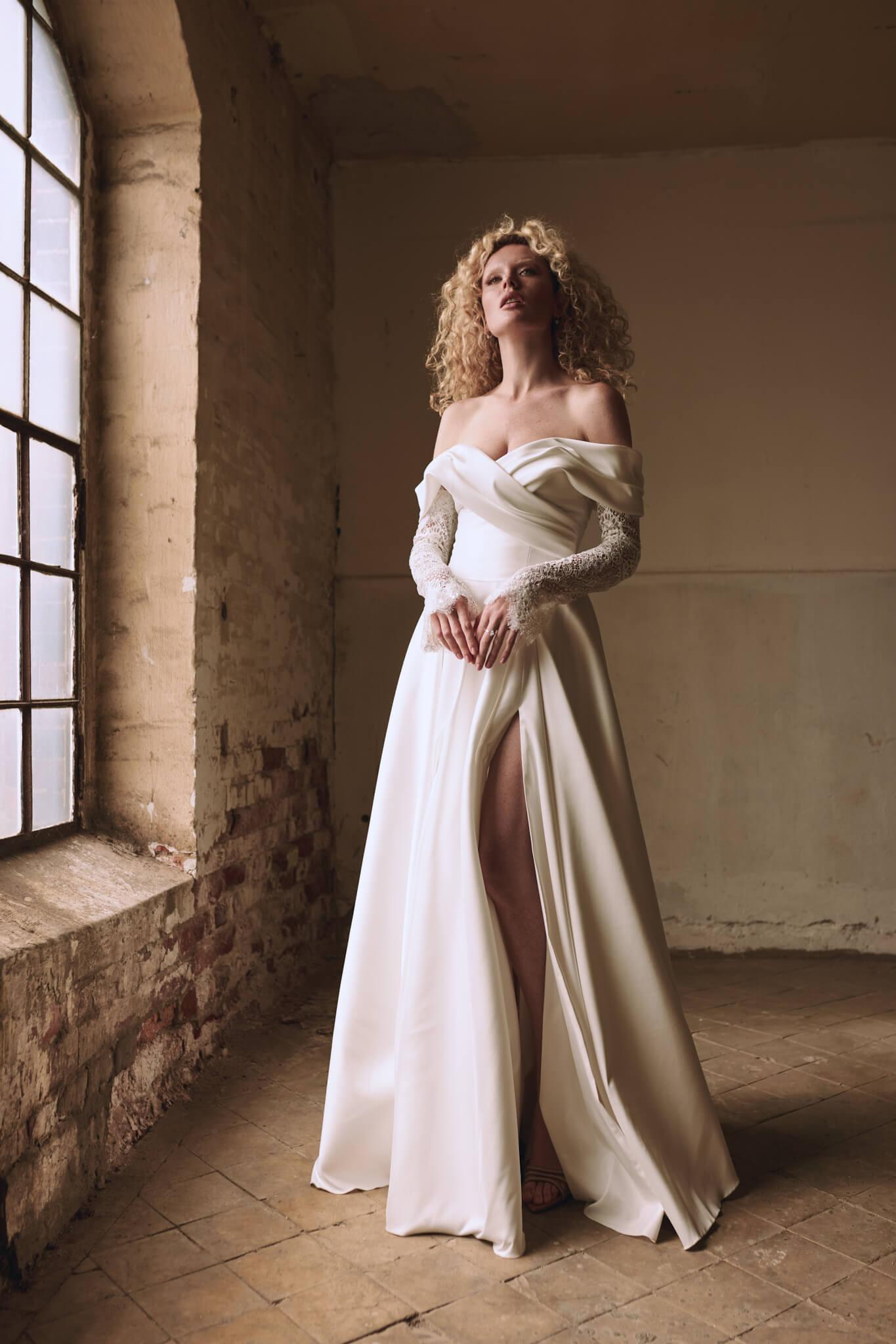 Chantilly wedding dress, model 9020
