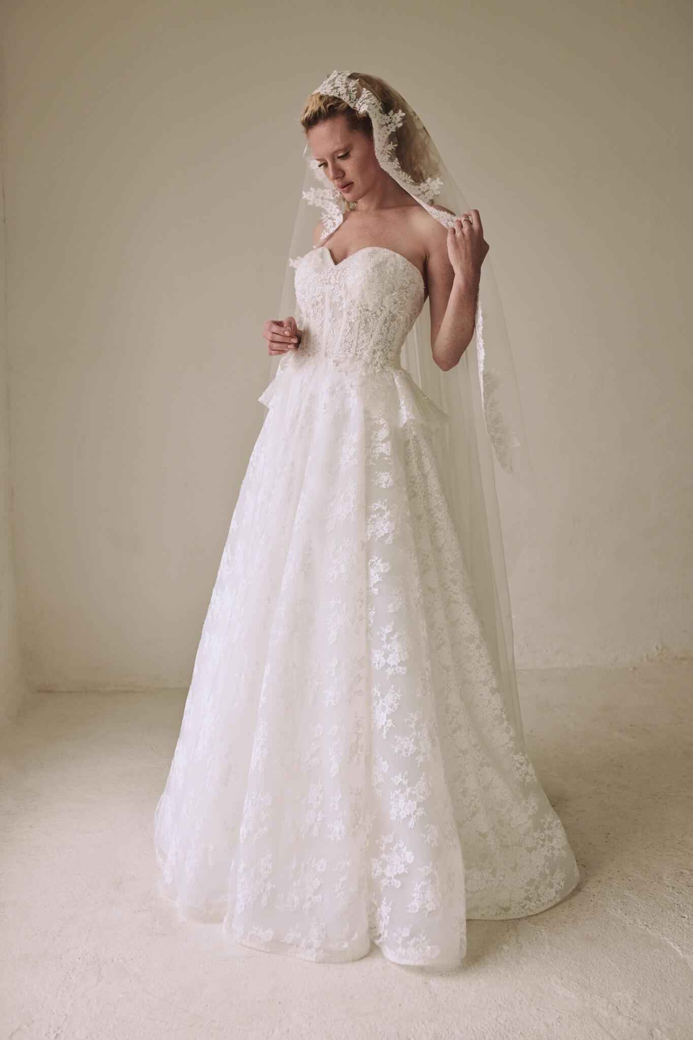Chantilly wedding dress, model 9160