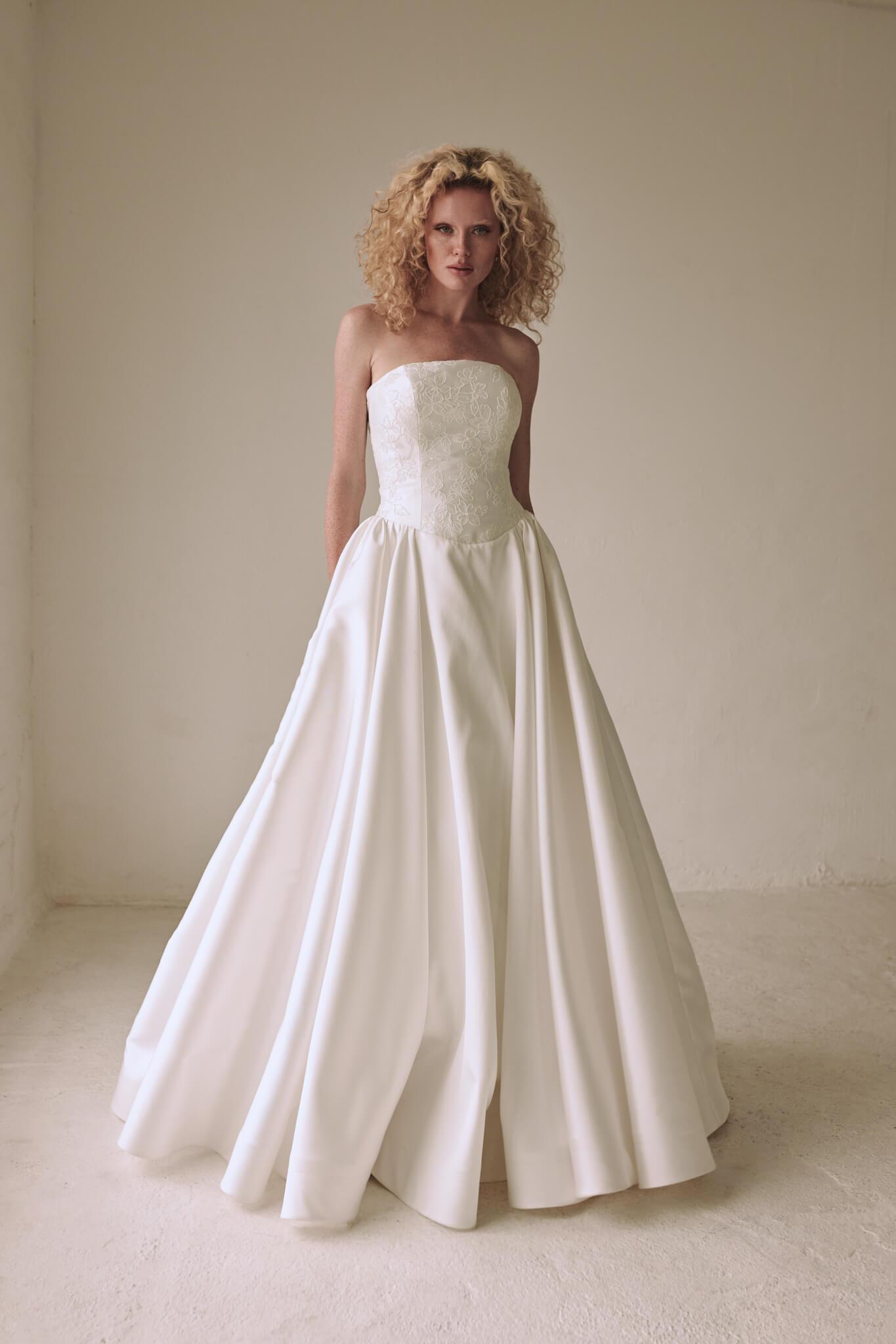 Chantilly wedding dress, model 9190