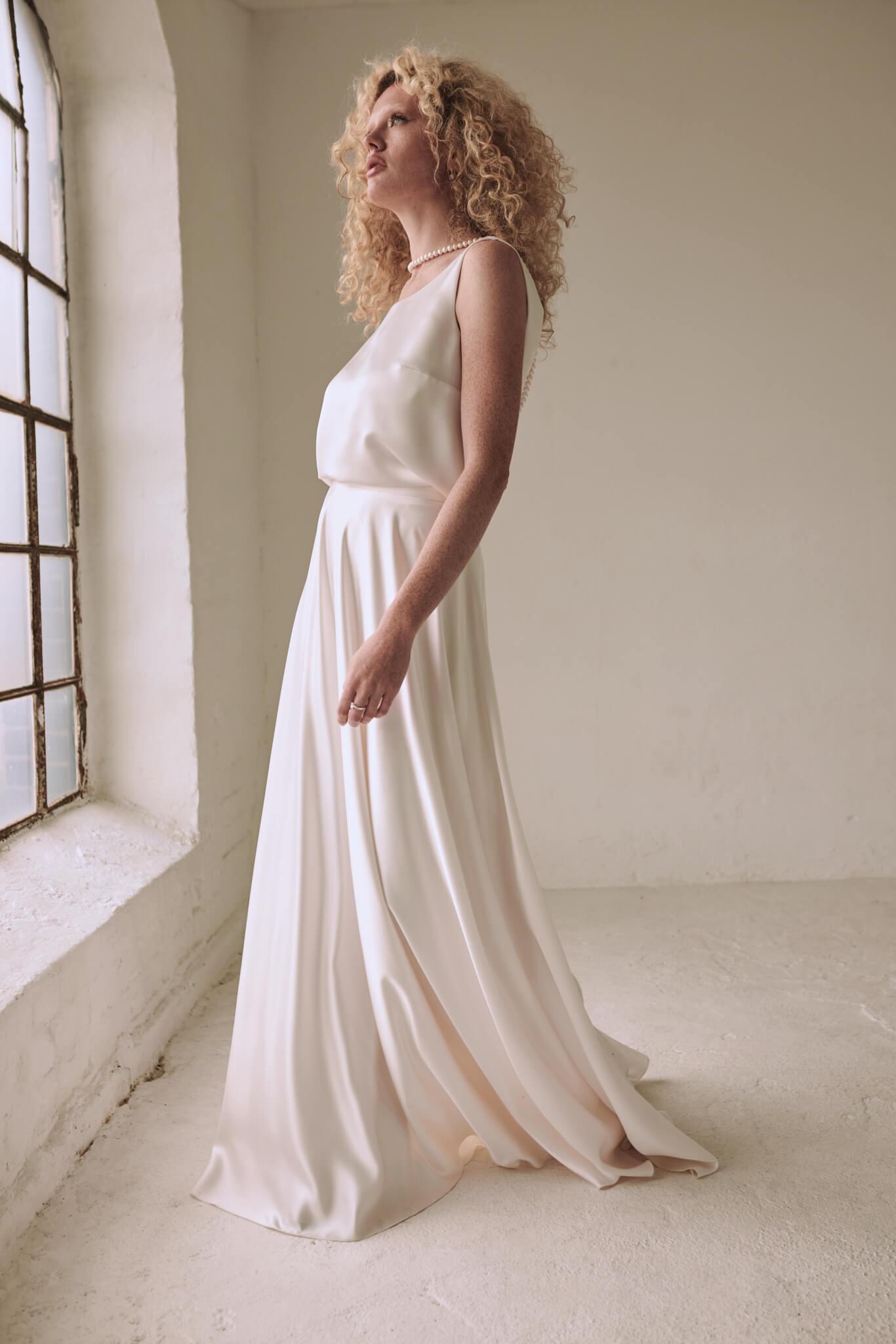 Chantilly wedding dress, model 9200