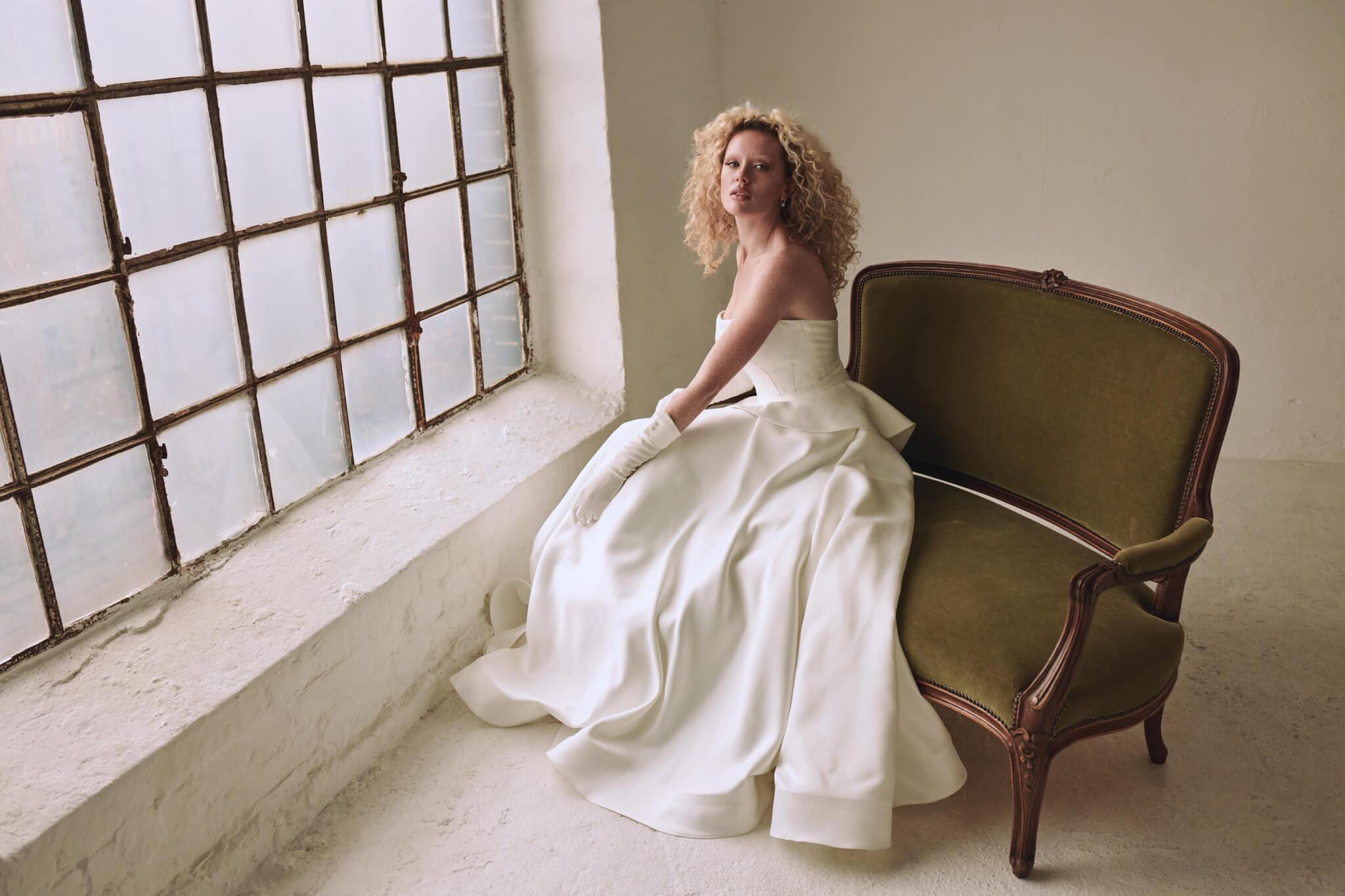 Chantilly wedding dress, model 9250