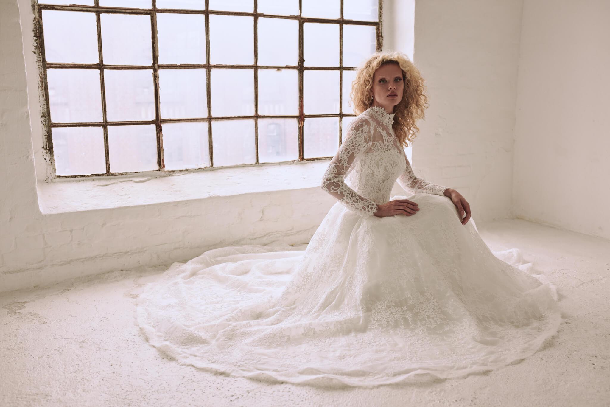 Chantilly wedding dress, model 9310