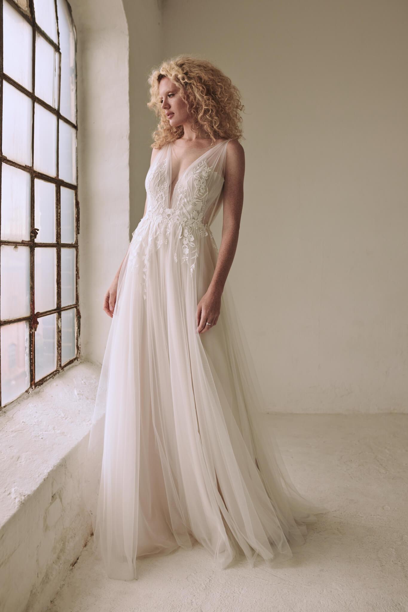 Chantilly wedding dress, model 9370