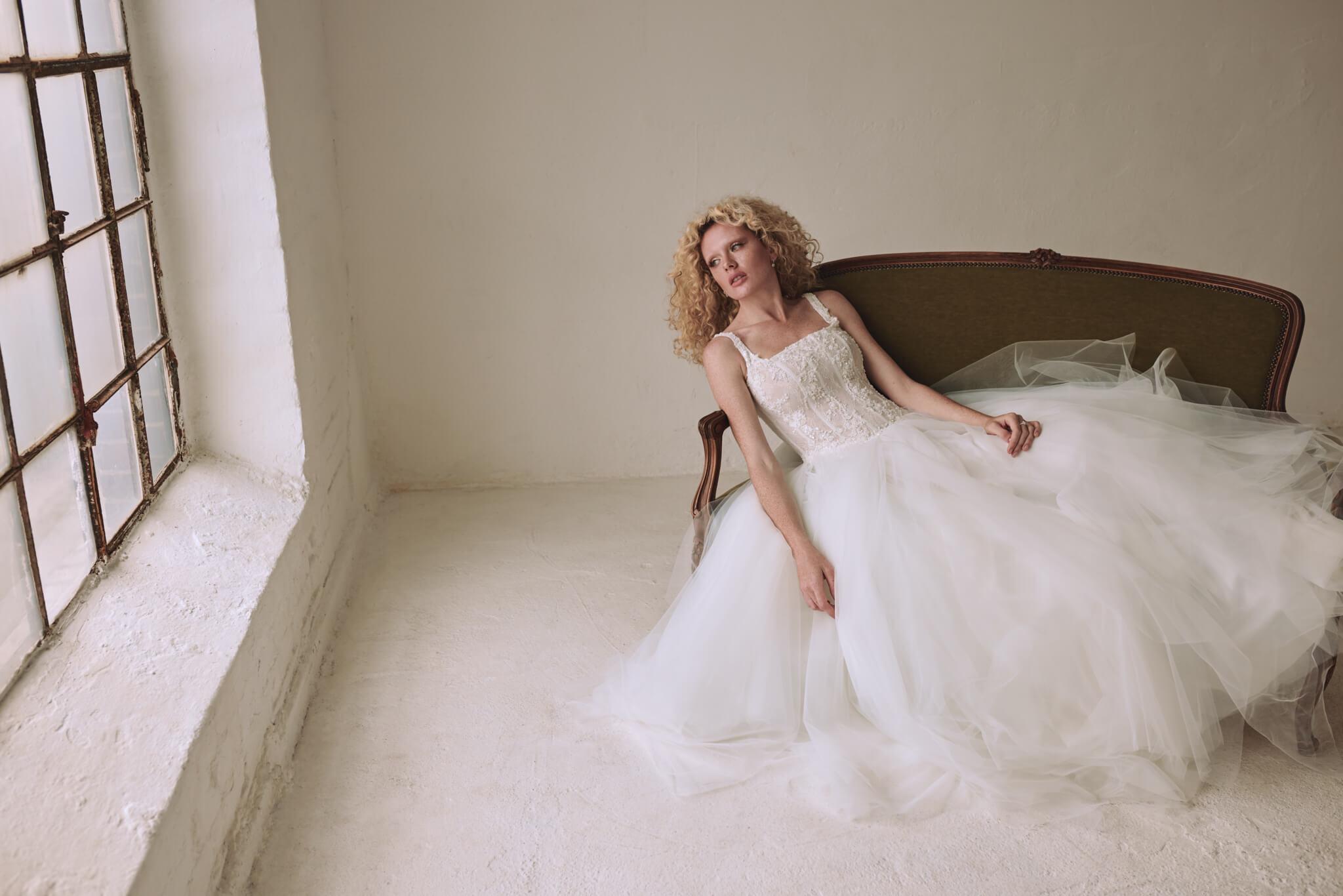 Chantilly wedding dress, model 9380